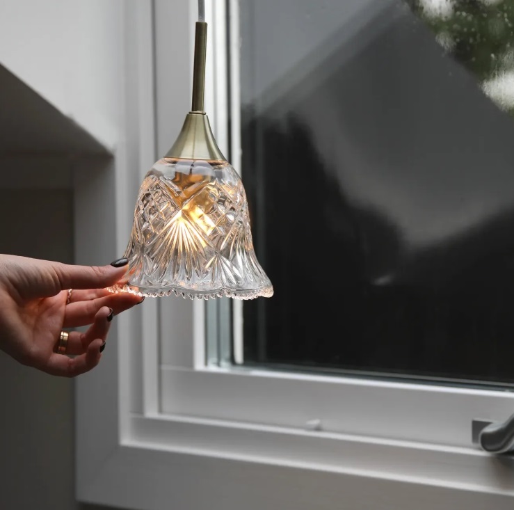 Lampa wisząca Luna w kolorze antycznego mosiądzu z kryształowym kloszem