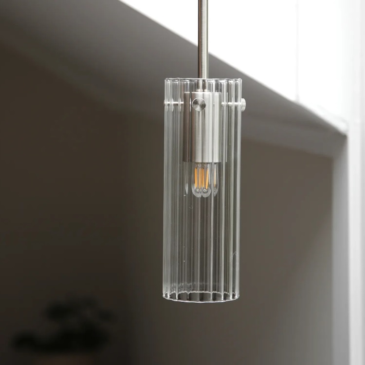 Lampa wisząca Tibia z ryflowanego szkła w satynowym niklu