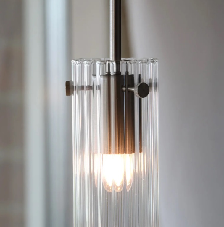 Lampa wisząca Tibia z ryflowanego szkła w satynowym niklu