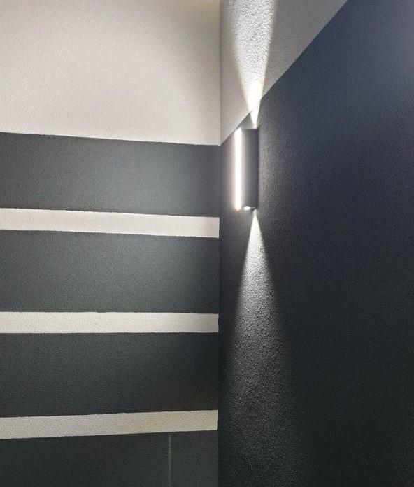 Szary kinkiet zewnętrzny LED Tin IP54 – odporna oprawa na elewację i taras