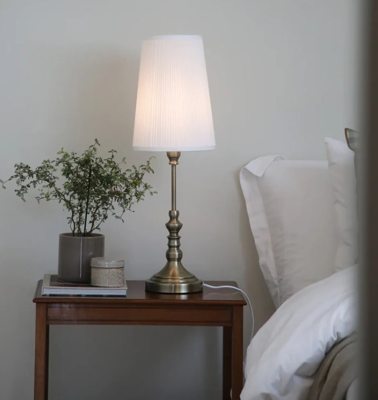 Lampka nocna Noble 66 w kolorze złotym z plisowanym abażurem