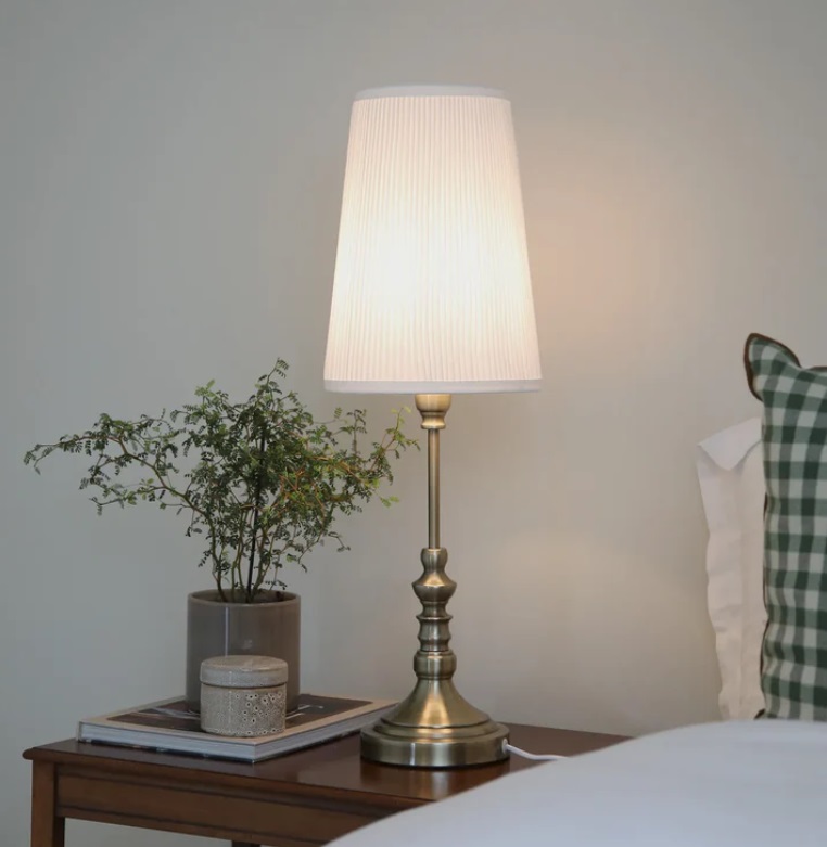 Lampka nocna Noble 66 w kolorze złotym z plisowanym abażurem