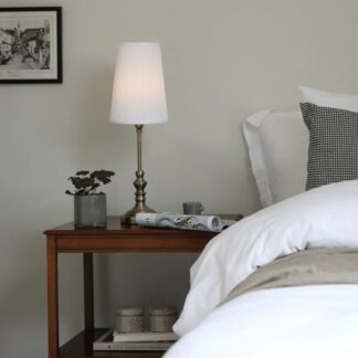 Złota lampka stołowa Noble 56 z białym plisowanym abażurem