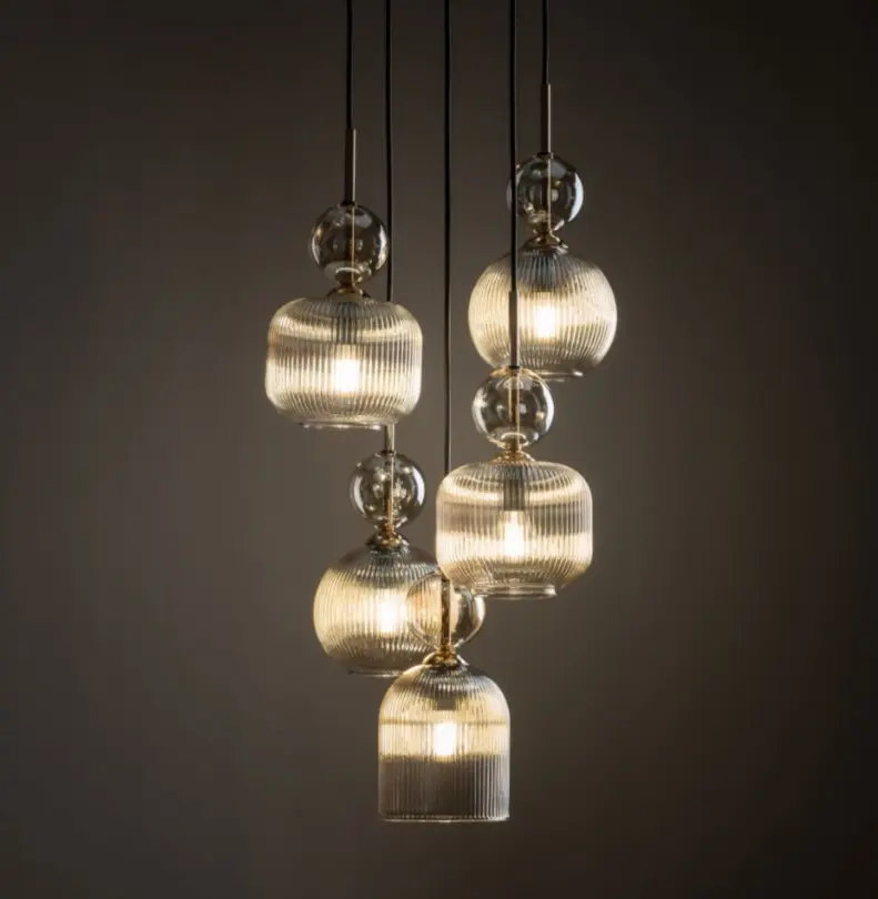 Lampa wisząca Sophia 5, pięć szklanych bursztynowych kloszy z kulkami