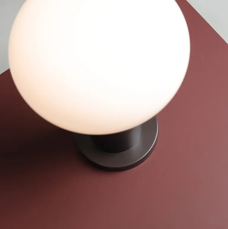 Lampa stołowa Flo Mokka 19 z opalowym kloszem - brązowa, na komodę do salonu