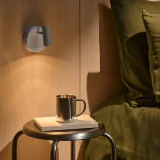 Biały kinkiet LED Omari z regulowaną głowicą – nordycki minimalizm