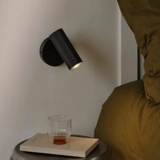 Czarny kinkiet Vico z ruchomą głowicą, dotykowym włącznikiem i portem USB