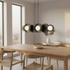 Czarna lampa wisząca Emibig Model 6 z 6 kloszami nad długi stół