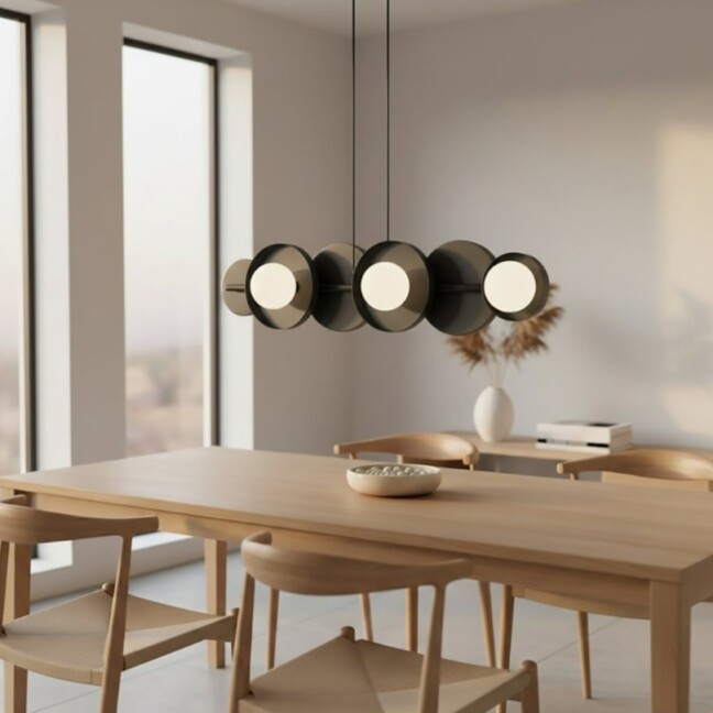 Czarna lampa wisząca Emibig Model 6 z 6 kloszami nad długi stół