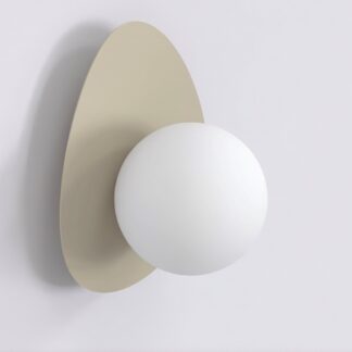 Beżowy kinkiet Ovo K1 z mlecznym kloszem G9 – metalowa oprawa do sypialni