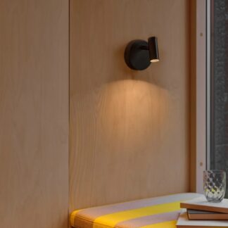 Czarny kinkiet LED Omari z regulowaną głowicą – skandynawski minimalizm