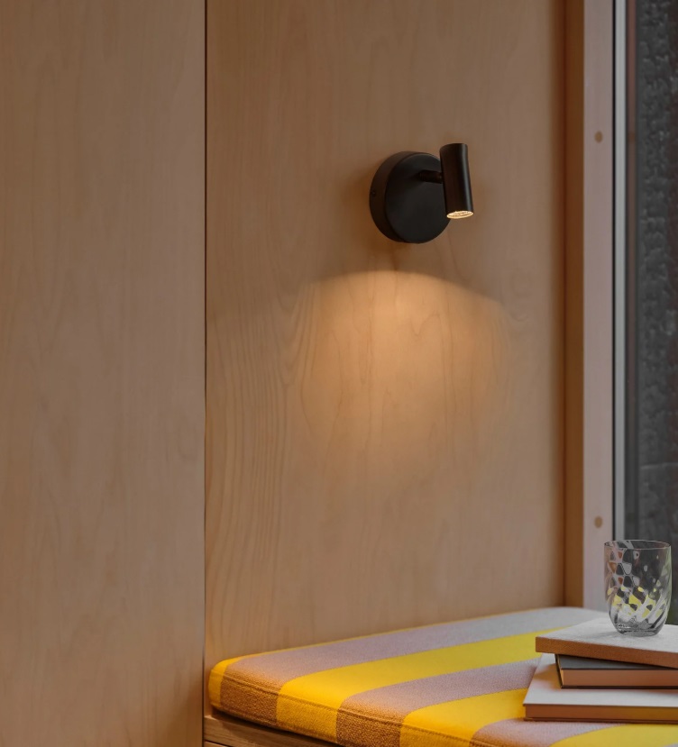 Czarny kinkiet LED Omari z regulowaną głowicą – skandynawski minimalizm