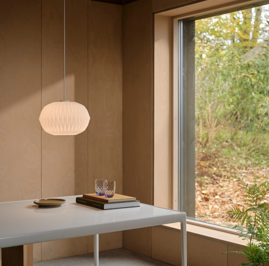 Lampa wisząca Aviana z mlecznego szkła – ryflowany klosz E27