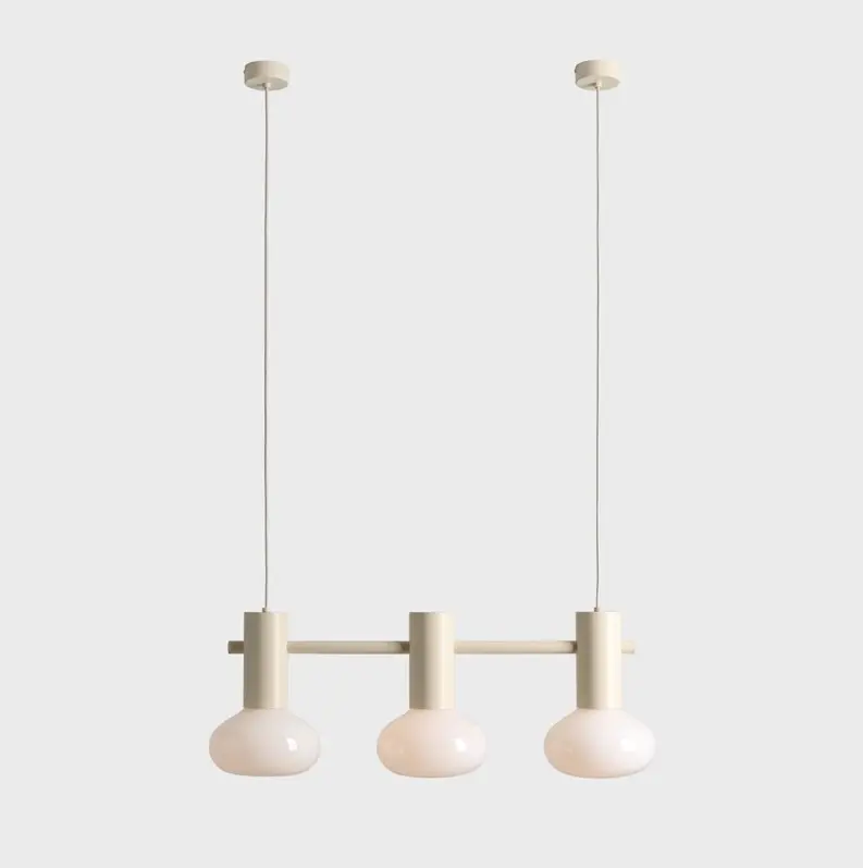 Potrójna lampa wisząca Flo 3 Cream z kremowymi szklanymi kloszami nad wyspę