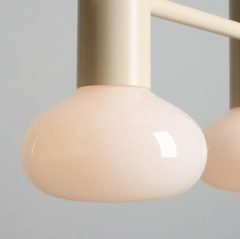 Potrójna lampa wisząca Flo 3 Cream z kremowymi szklanymi kloszami nad wyspę