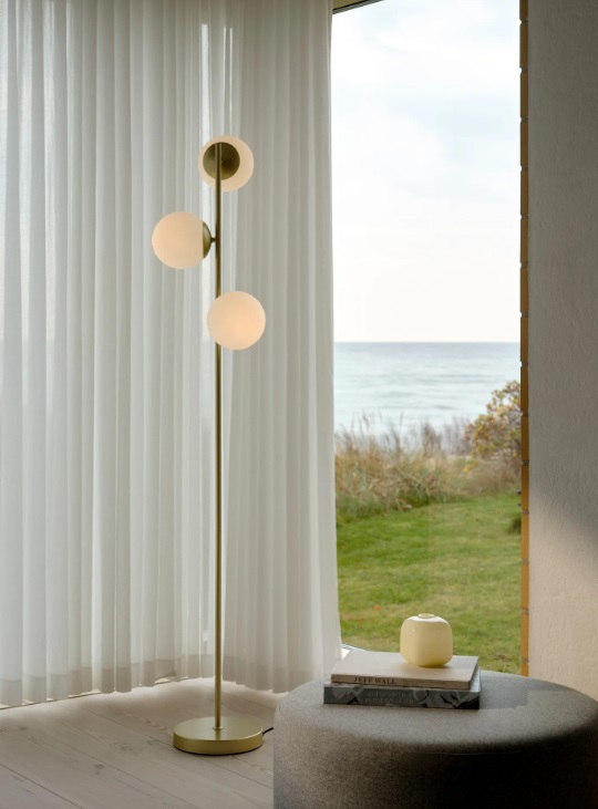 Lampa podłogowa Lilly złota z trzema mlecznymi kloszami E14