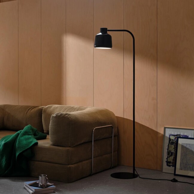 Nowoczesna czarna lampa stojąca Louella z ruchomym kloszem