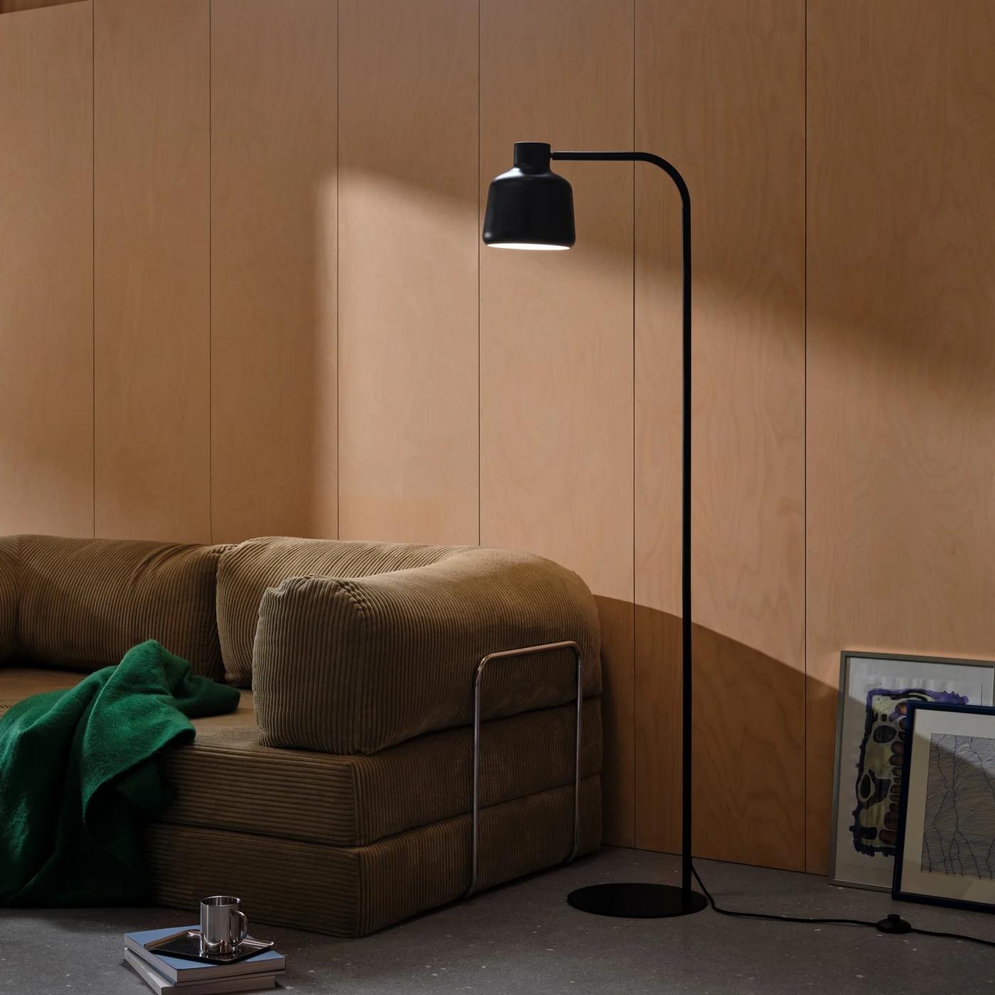 Nowoczesna czarna lampa stojąca Louella z ruchomym kloszem