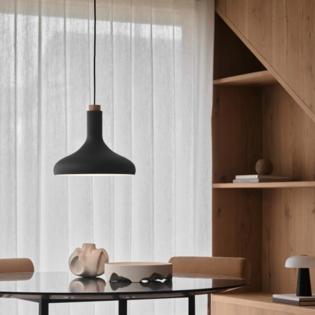 Czarna lampa wisząca Fuji nad stół i wyspę kuchenną - z drewnem