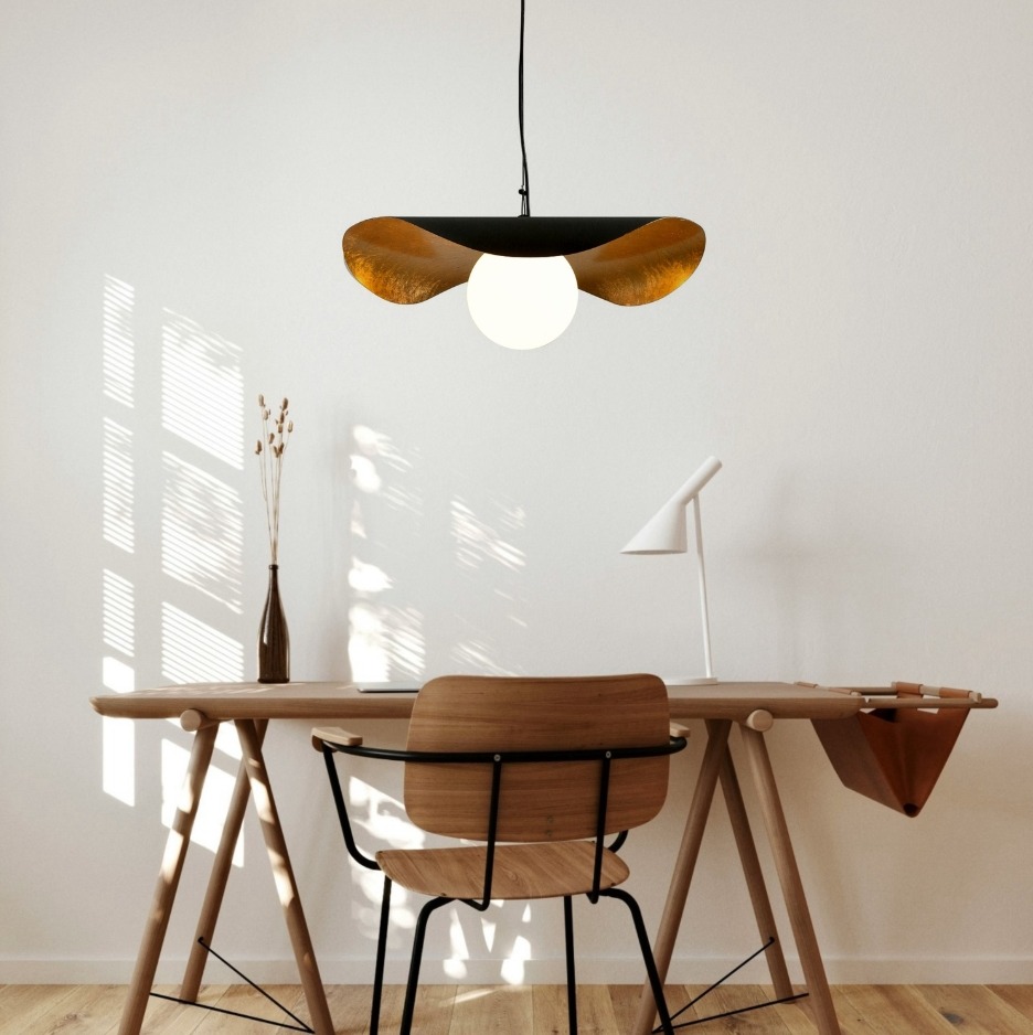 Czarno-złota lampa wisząca loft z mleczną kulą - Enzo 40