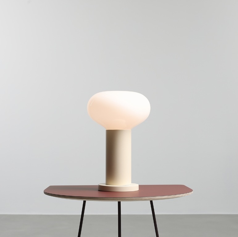 Kremowa lampka nocna Flo Cream 19 z opalowym kloszem