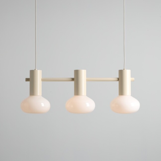 Potrójna lampa wisząca Flo 3 Cream z kremowymi szklanymi kloszami nad wyspę