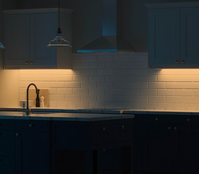 Lampka LED z czujnikiem ruchu do szafy A60 czarna 60 cm