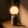 Mała jasnobrązowa lampka nocna Notti z kloszem z dmuchanego szkła