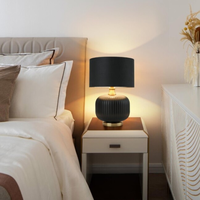 Czarna lampka nocna Tamiza 48 z ceramiczną podstawą i tekstylnym abażurem