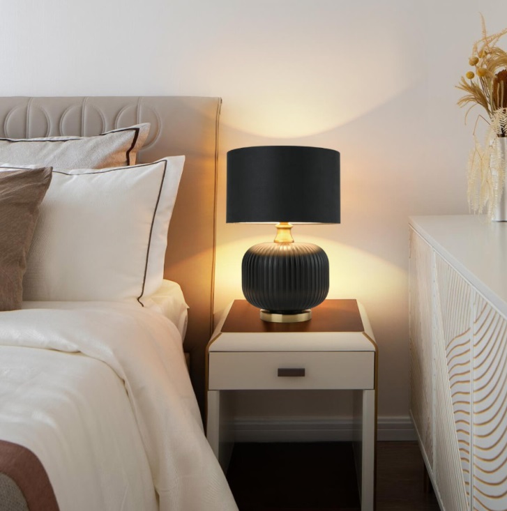 Czarna lampka nocna Tamiza 48 z ceramiczną podstawą i tekstylnym abażurem