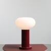Bordowa lampka stołowa Flo Ruby 19 z mlecznym szklanym kloszem