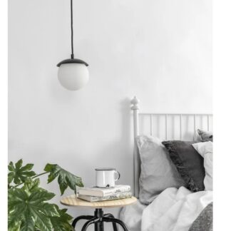 Lampa wisząca Kuul F czarna z mlecznym szklanym kloszem