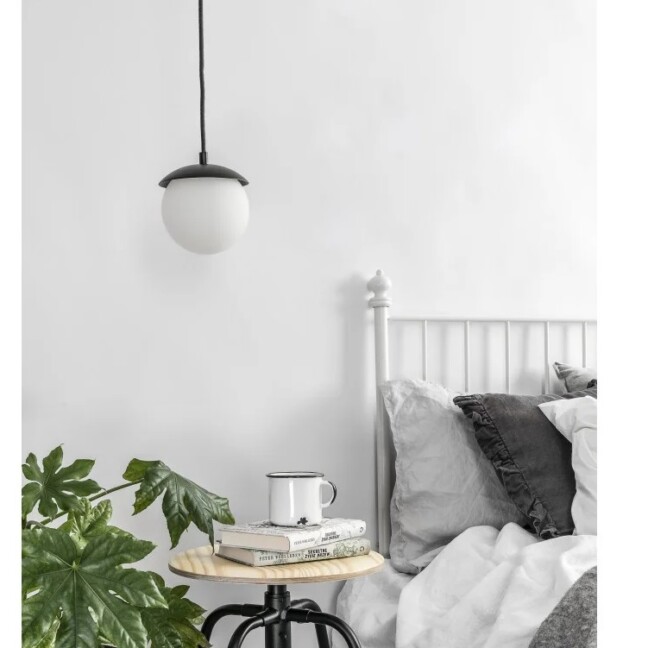 Lampa wisząca Kuul F czarna z mlecznym szklanym kloszem