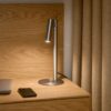 Nowoczesna lampka nocna Makoto z aluminium - w kolorze chromu