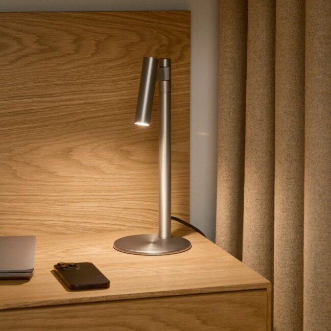 Nowoczesna lampka nocna Makoto z aluminium - w kolorze chromu