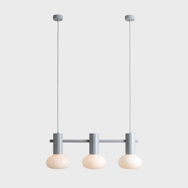 Szara lampa wisząca Flo 3 Grey z 3 opalowymi kloszami nad wyspę kuchenną