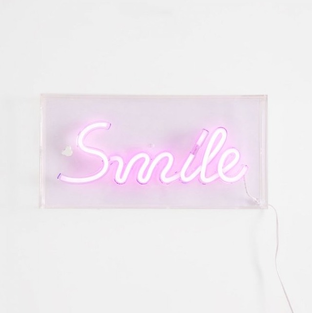 Neon LED Smile różowy – dekoracyjna lampa ścienna