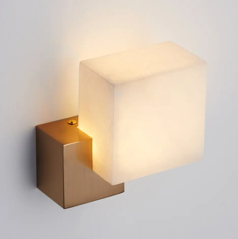 Kinkiet LED z alabastru kostka mosiądz szczotkowany Cubo 18 cm