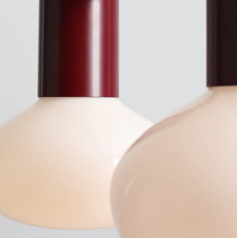 Bordowa lampa wisząca Flo 2 Ruby Aldex - dwa opalowe klosze nad stół