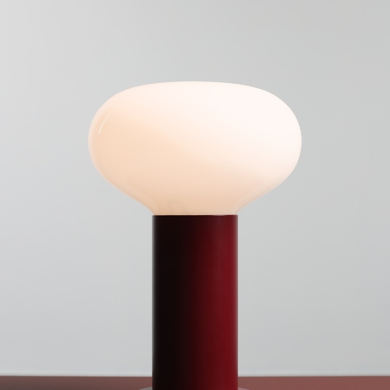 Bordowa lampka stołowa Flo Ruby 19 z mlecznym szklanym kloszem