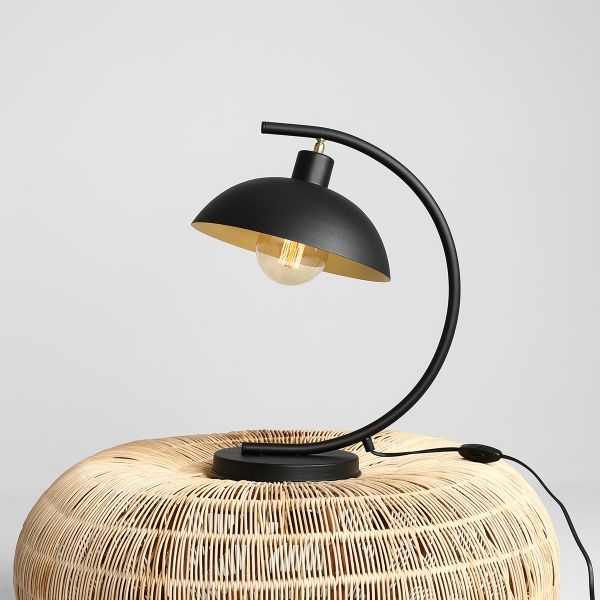 Czarna lampa stołowa Espace Loft z metalowym kloszem