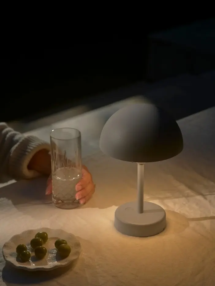Ellen To-Go LED szara - lampka przenośna z bezprzewodowym ładowaniem